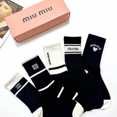 配包装 🌟【一盒5 双】 🌟缪缪 miumiu 经典字母 logo纯棉 中筒袜 !超级软糯亲肤! 🌟ins爆款!专柜在 配包装 🌟【一盒5 双】 🌟缪缪 miumiu 经典字母 logo纯棉 中筒袜 !超级软糯亲肤! 🌟ins爆款!专柜在