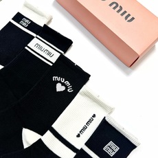 配包装 🌟【一盒5 双】 🌟缪缪 miumiu 经典字母 logo纯棉 中筒袜 !超级软糯亲肤! 🌟ins爆款!专柜在 配包装 🌟【一盒5 双】 🌟缪缪 miumiu 经典字母 logo纯棉 中筒袜 !超级软糯亲肤! 🌟ins爆款!专柜在