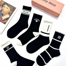 配包装 🌟【一盒5 双】 🌟缪缪 miumiu 经典字母 logo纯棉 中筒袜 !超级软糯亲肤! 🌟ins爆款!专柜在 配包装 🌟【一盒5 双】 🌟缪缪 miumiu 经典字母 logo纯棉 中筒袜 !超级软糯亲肤! 🌟ins爆款!专柜在
