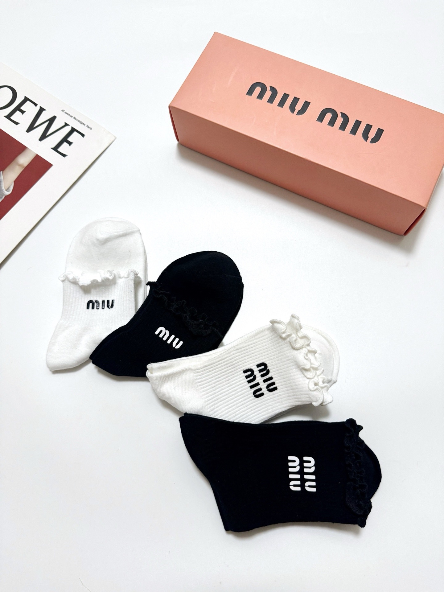 配包装 🌟【一盒4双】 🌟缪缪 miumiu 经典纯色 字母logo 纯棉中筒袜 短筒袜 🌟ins爆款!专柜在售ing 配包装 🌟【一盒4双】 🌟缪缪 miumiu 经典纯色 字母logo 纯棉中筒袜 短筒袜 🌟ins爆款!专柜在售ing
