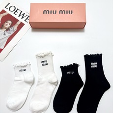 配包装 🌟【一盒4双】 🌟缪缪 miumiu 经典纯色 字母logo 纯棉中筒袜 短筒袜 🌟ins爆款!专柜在售ing 配包装 🌟【一盒4双】 🌟缪缪 miumiu 经典纯色 字母logo 纯棉中筒袜 短筒袜 🌟ins爆款!专柜在售ing