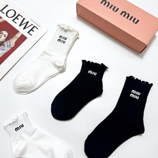 配包装 🌟【一盒4双】 🌟缪缪 miumiu 经典纯色 字母logo 纯棉中筒袜 短筒袜 🌟ins爆款!专柜在售ing 配包装 🌟【一盒4双】 🌟缪缪 miumiu 经典纯色 字母logo 纯棉中筒袜 短筒袜 🌟ins爆款!专柜在售ing
