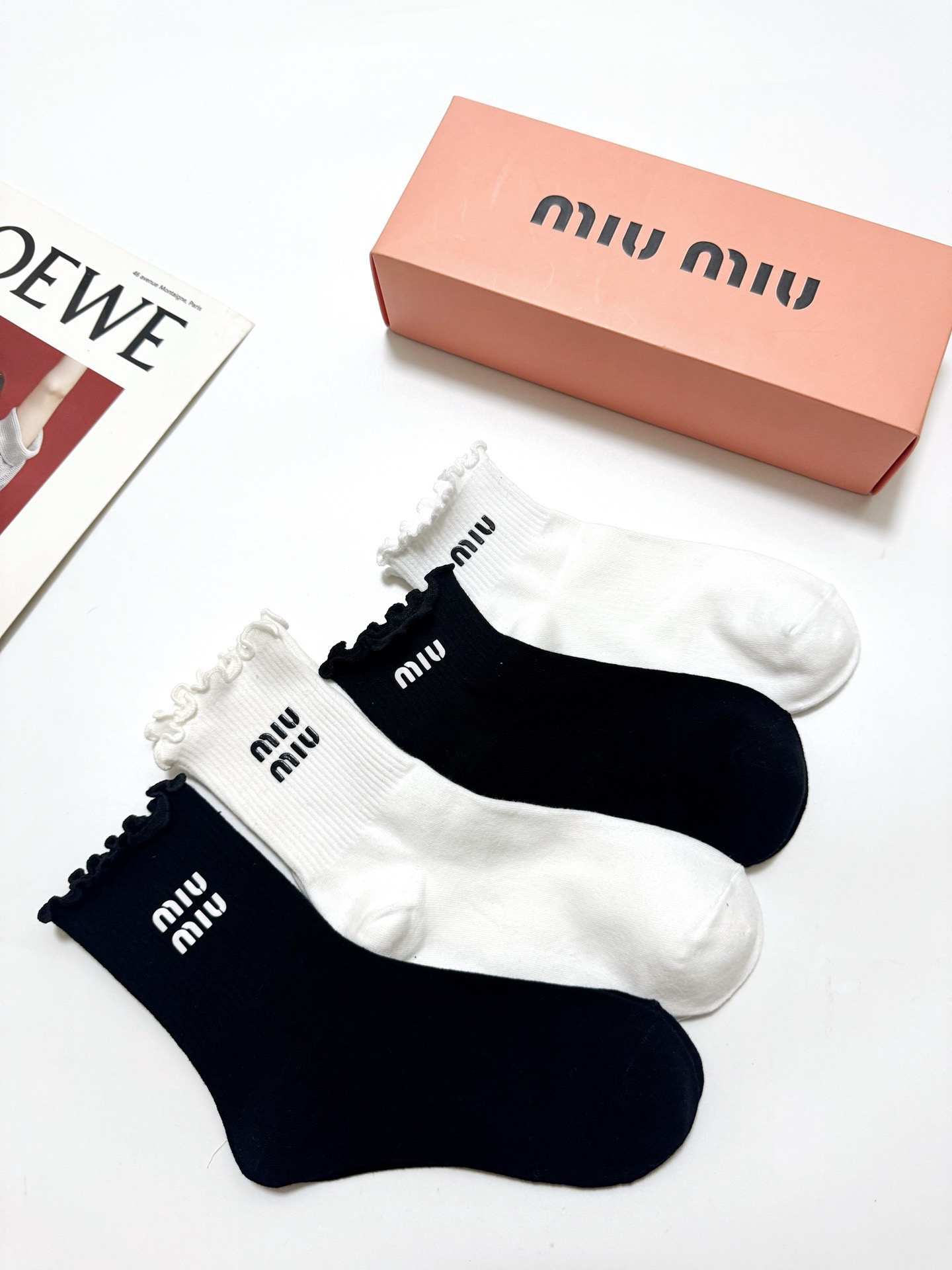 配包装 🌟【一盒4双】 🌟缪缪 miumiu 经典纯色 字母logo 纯棉中筒袜 短筒袜 🌟ins爆款!专柜在售ing 配包装 🌟【一盒4双】 🌟缪缪 miumiu 经典纯色 字母logo 纯棉中筒袜 短筒袜 🌟ins爆款!专柜在售ing