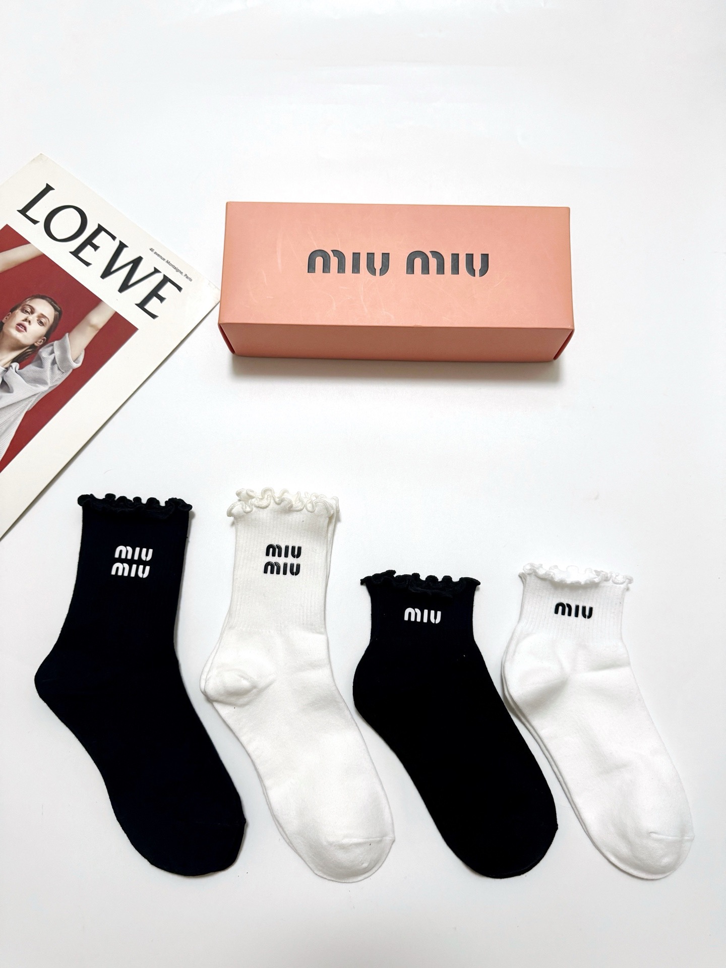 配包装 🌟【一盒4双】 🌟缪缪 miumiu 经典纯色 字母logo 纯棉中筒袜 短筒袜 🌟ins爆款!专柜在售ing 配包装 🌟【一盒4双】 🌟缪缪 miumiu 经典纯色 字母logo 纯棉中筒袜 短筒袜 🌟ins爆款!专柜在售ing
