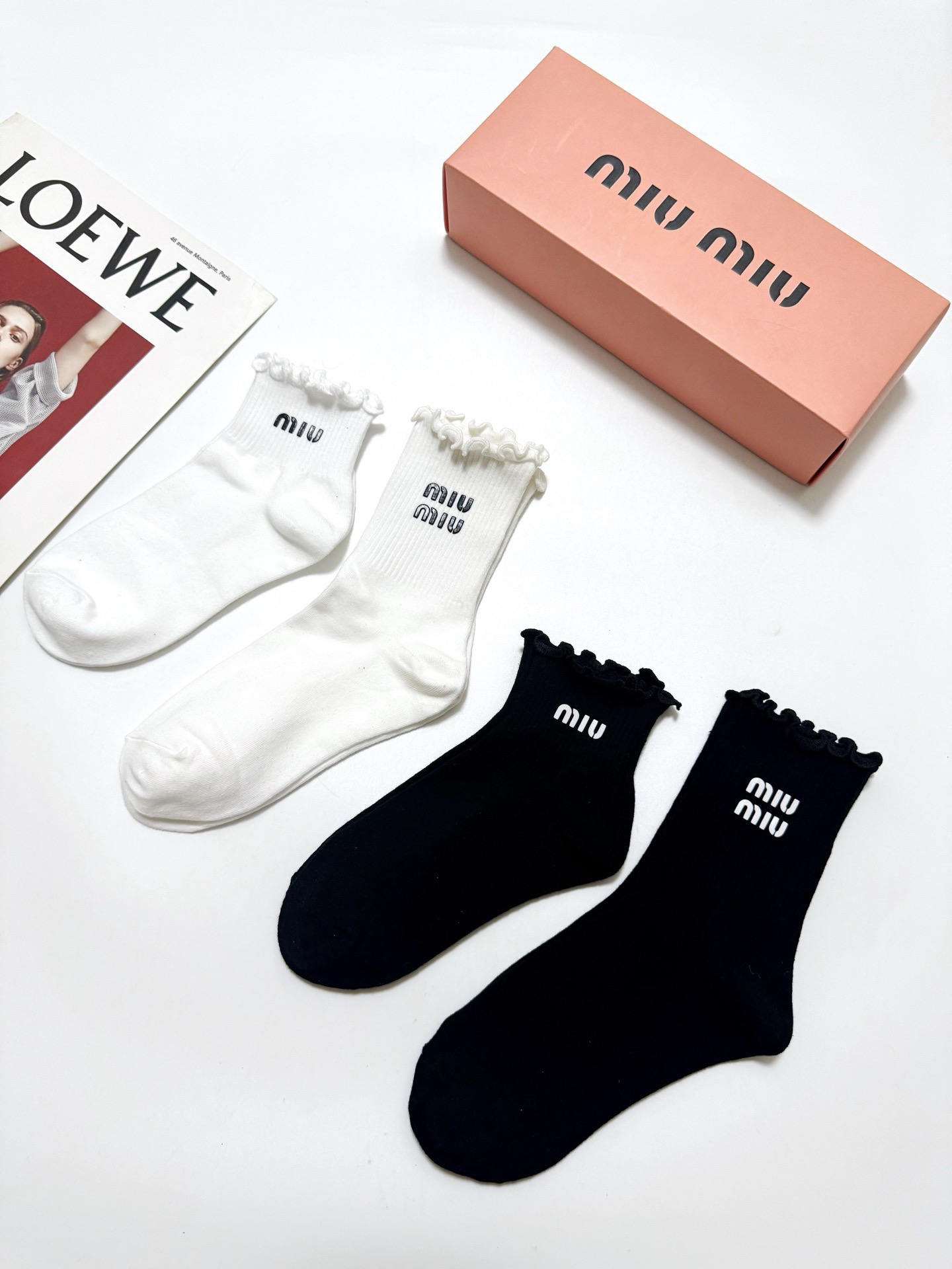 配包装 🌟【一盒4双】 🌟缪缪 miumiu 经典纯色 字母logo 纯棉中筒袜 短筒袜 🌟ins爆款!专柜在售ing 配包装 🌟【一盒4双】 🌟缪缪 miumiu 经典纯色 字母logo 纯棉中筒袜 短筒袜 🌟ins爆款!专柜在售ing