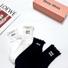 配包装 🌟【一盒4双】 🌟缪缪 miumiu 经典纯色 字母logo 纯棉中筒袜 短筒袜 🌟ins爆款!专柜在售ing 配包装 🌟【一盒4双】 🌟缪缪 miumiu 经典纯色 字母logo 纯棉中筒袜 短筒袜 🌟ins爆款!专柜在售ing
