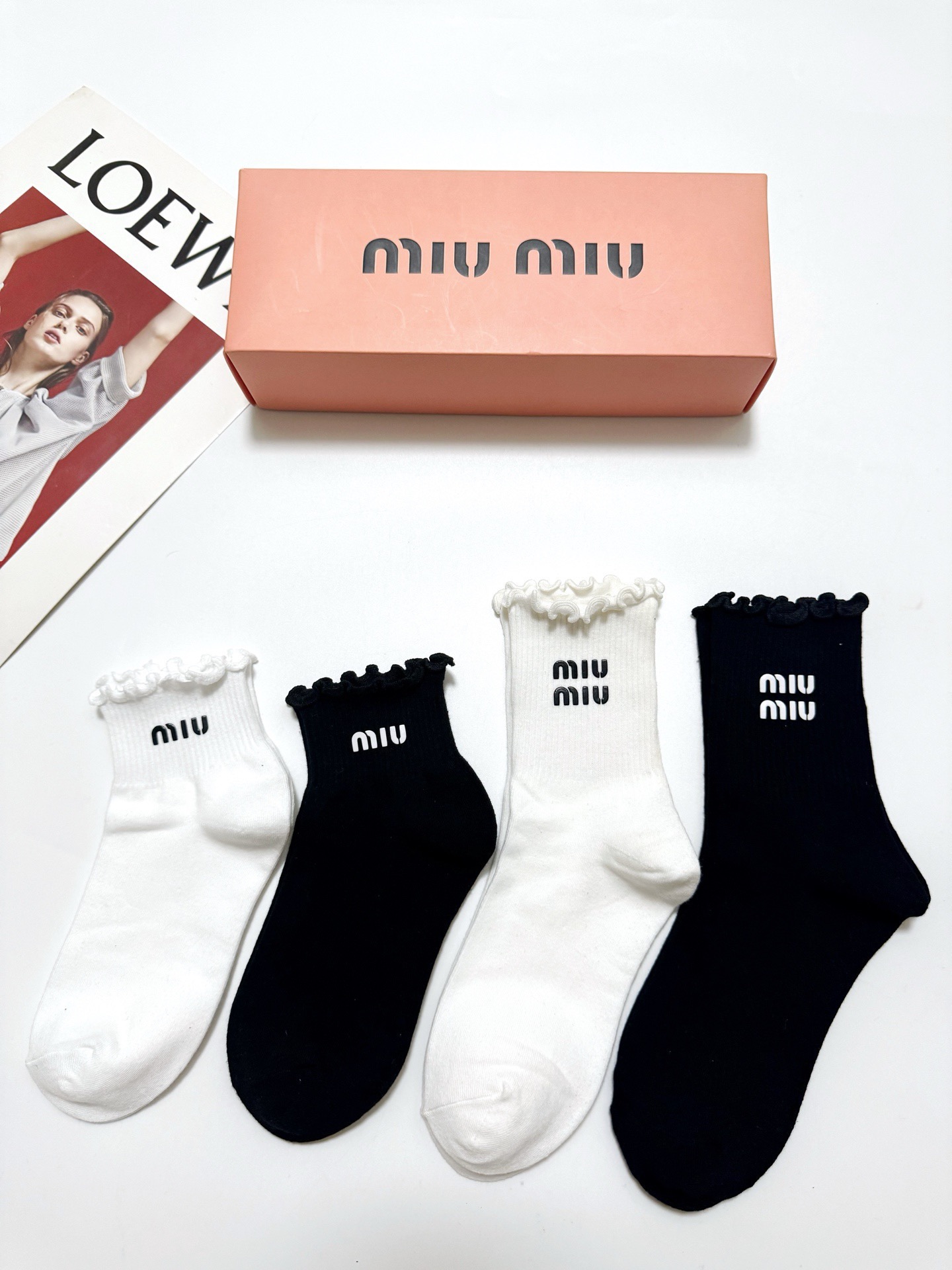 配包装 🌟【一盒4双】 🌟缪缪 miumiu 经典纯色 字母logo 纯棉中筒袜 短筒袜 🌟ins爆款!专柜在售ing 配包装 🌟【一盒4双】 🌟缪缪 miumiu 经典纯色 字母logo 纯棉中筒袜 短筒袜 🌟ins爆款!专柜在售ing