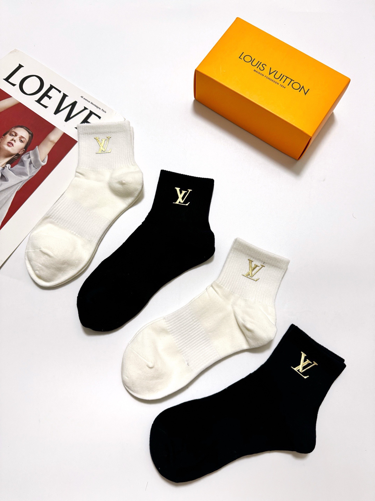 配包装 🌟【一盒4双】 🌟LV 路易威登 经典字母logo 纯棉中筒袜 经典纯色短袜 🌟ins爆款!专柜在售ing 🌟原 配包装 🌟【一盒4双】 🌟LV 路易威登 经典字母logo 纯棉中筒袜 经典纯色短袜 🌟ins爆款!专柜在售ing 🌟原