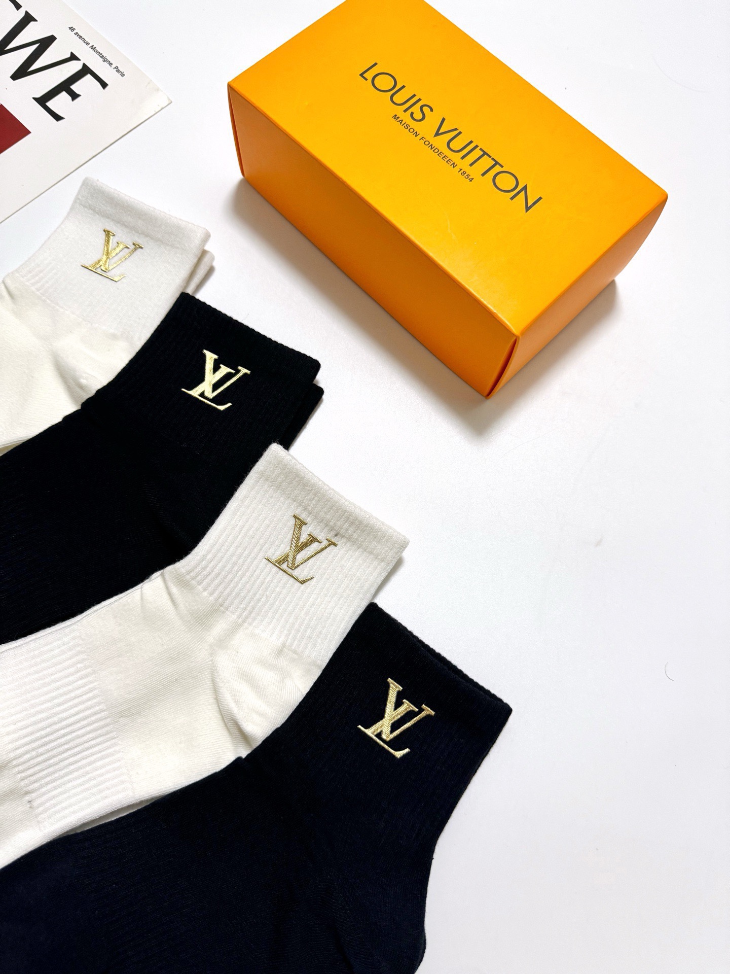 配包装 🌟【一盒4双】 🌟LV 路易威登 经典字母logo 纯棉中筒袜 经典纯色短袜 🌟ins爆款!专柜在售ing 🌟原 配包装 🌟【一盒4双】 🌟LV 路易威登 经典字母logo 纯棉中筒袜 经典纯色短袜 🌟ins爆款!专柜在售ing 🌟原