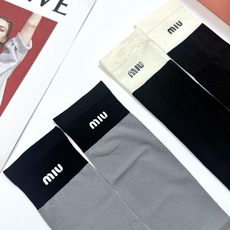 配包装 🌟【一盒2双】 🌟miumiu 缪缪 经典字母logo中筒袜 🌟好看到爆炸 欧美大牌天鹅绒小腿袜 。🌟潮人必不能 配包装 🌟【一盒2双】 🌟miumiu 缪缪 经典字母logo中筒袜 🌟好看到爆炸 欧美大牌天鹅绒小腿袜 。🌟潮人必不能