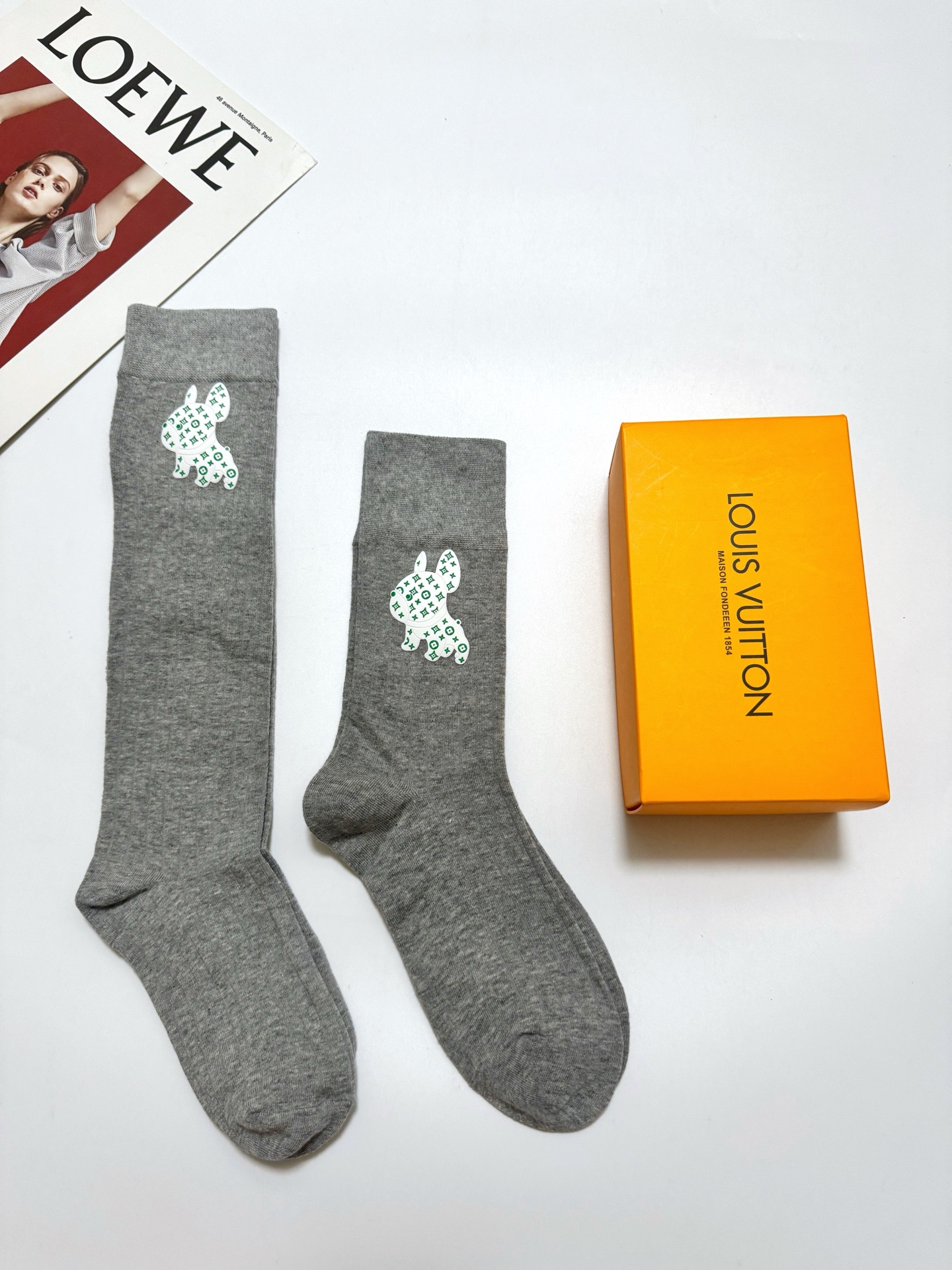 配包装 🌟【一盒2双】 🌟LV 路易威登 经典竖纹字母logo 纯棉中筒袜 经典纯色 🌟ins爆款!专柜在售ing 🌟原 配包装 🌟【一盒2双】 🌟LV 路易威登 经典竖纹字母logo 纯棉中筒袜 经典纯色 🌟ins爆款!专柜在售ing 🌟原