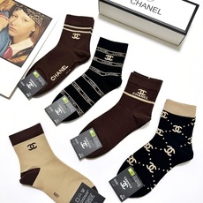 配包装 🌟【一盒5 双】 🌟Chanel 香奈儿 经典字母logo ins超火爆中筒袜,纯棉面料,潮人必备 ,经典配色 配包装 🌟【一盒5 双】 🌟Chanel 香奈儿 经典字母logo ins超火爆中筒袜,纯棉面料,潮人必备 ,经典配色