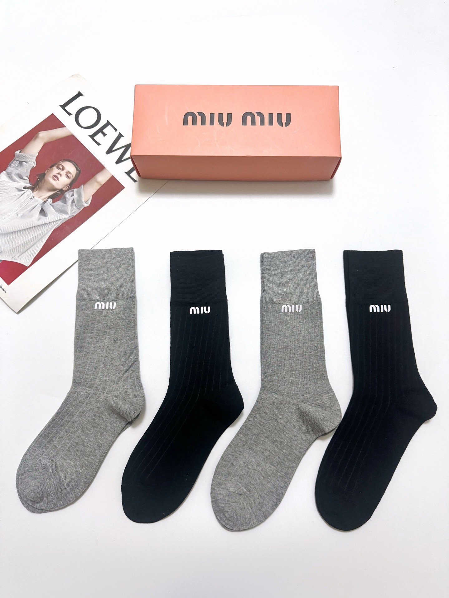 配包装 🌟【一盒4 双】 🌟缪缪 miumiu 经典字母logo 纯棉中筒袜 ,ins超火爆短袜,纯棉面料,潮人必 配包装 🌟【一盒4 双】 🌟缪缪 miumiu 经典字母logo 纯棉中筒袜 ,ins超火爆短袜,纯棉面料,潮人必