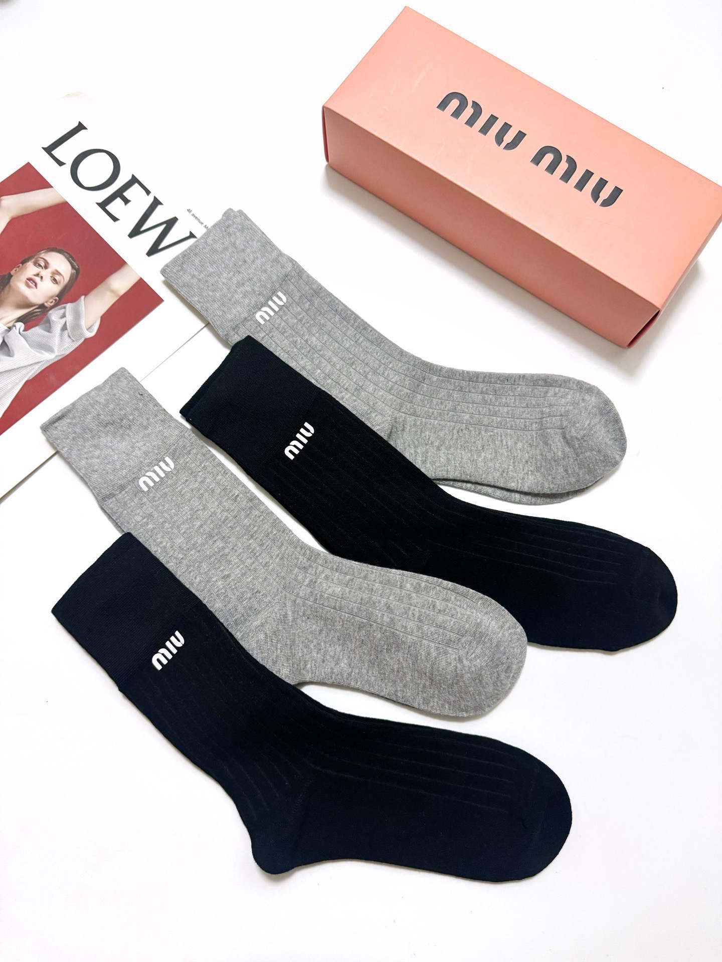 配包装 🌟【一盒4 双】 🌟缪缪 miumiu 经典字母logo 纯棉中筒袜 ,ins超火爆短袜,纯棉面料,潮人必 配包装 🌟【一盒4 双】 🌟缪缪 miumiu 经典字母logo 纯棉中筒袜 ,ins超火爆短袜,纯棉面料,潮人必
