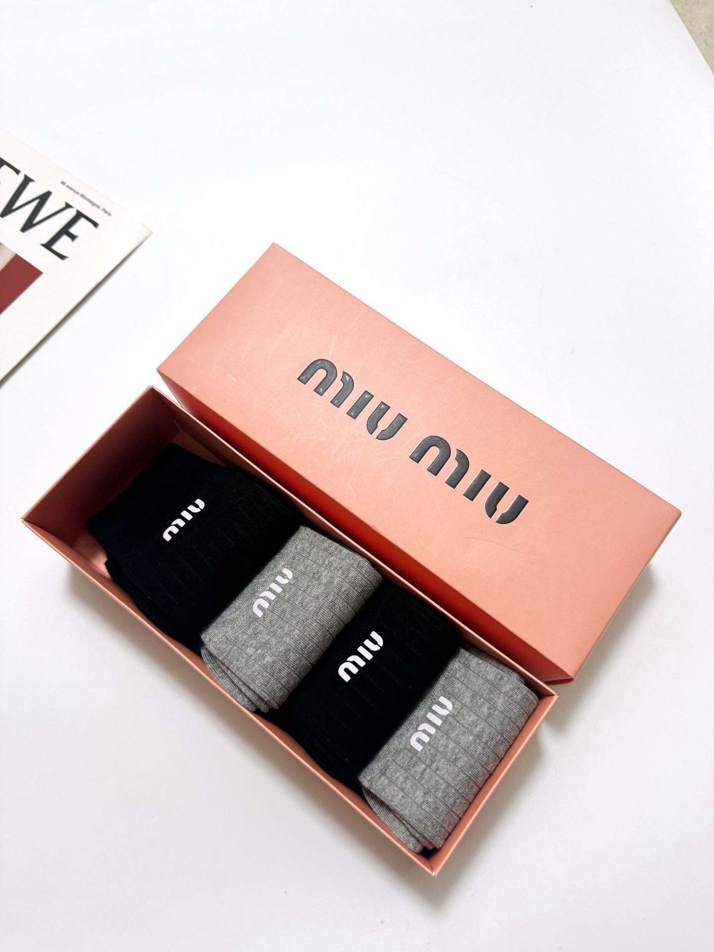 配包装 🌟【一盒4 双】 🌟缪缪 miumiu 经典字母logo 纯棉中筒袜 ,ins超火爆短袜,纯棉面料,潮人必 配包装 🌟【一盒4 双】 🌟缪缪 miumiu 经典字母logo 纯棉中筒袜 ,ins超火爆短袜,纯棉面料,潮人必