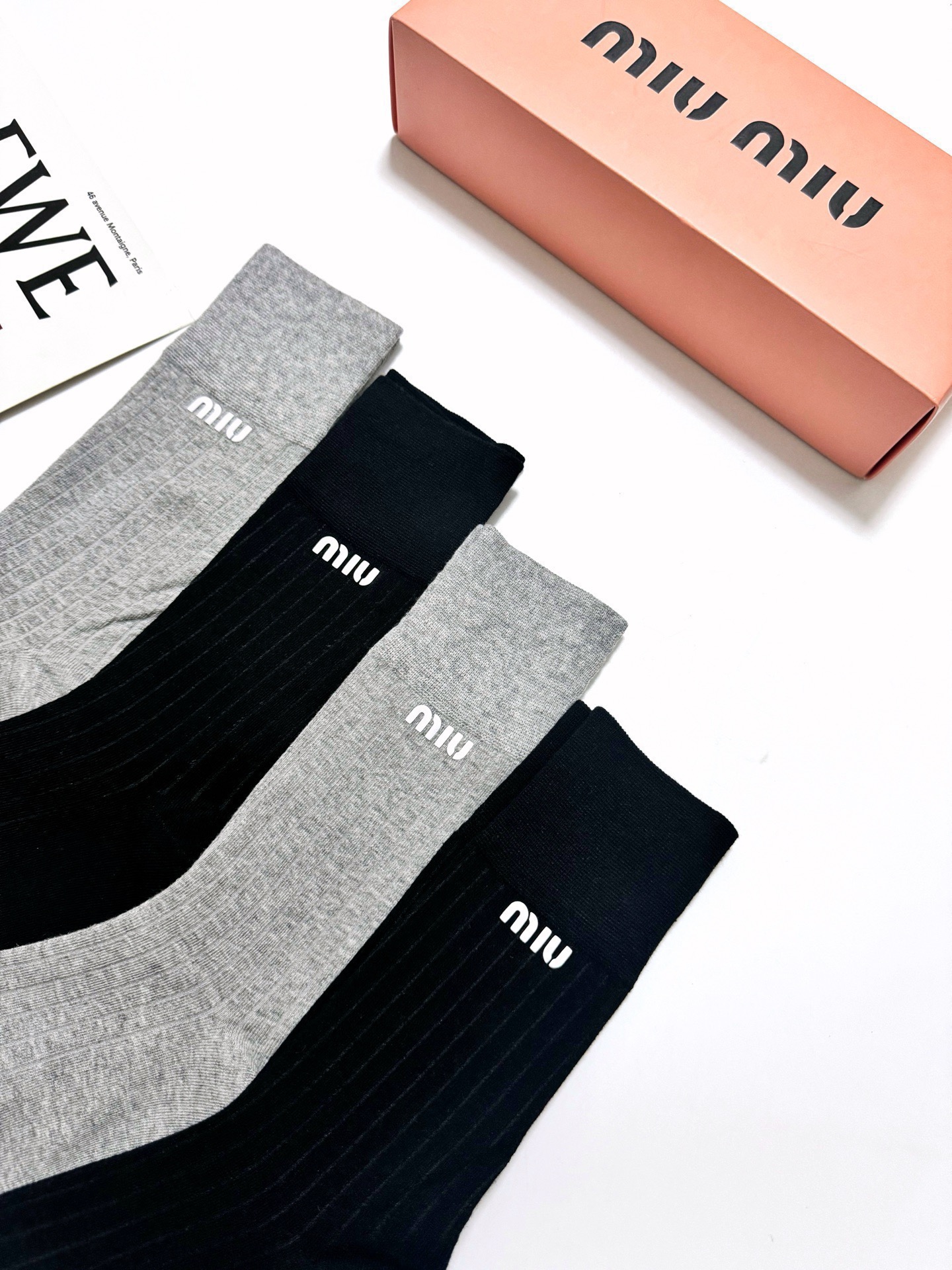 配包装 🌟【一盒4 双】 🌟缪缪 miumiu 经典字母logo 纯棉中筒袜 ,ins超火爆短袜,纯棉面料,潮人必 配包装 🌟【一盒4 双】 🌟缪缪 miumiu 经典字母logo 纯棉中筒袜 ,ins超火爆短袜,纯棉面料,潮人必