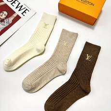 配包装 🌟【一盒3 双】 🌟LV 路易威登 经典字母logo 纯棉中筒袜 小腿袜 🌟ins爆款!专柜在售ing 🌟好看 配包装 🌟【一盒3 双】 🌟LV 路易威登 经典字母logo 纯棉中筒袜 小腿袜 🌟ins爆款!专柜在售ing 🌟好看