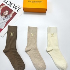 配包装 🌟【一盒3 双】 🌟LV 路易威登 经典字母logo 纯棉中筒袜 小腿袜 🌟ins爆款!专柜在售ing 🌟好看 配包装 🌟【一盒3 双】 🌟LV 路易威登 经典字母logo 纯棉中筒袜 小腿袜 🌟ins爆款!专柜在售ing 🌟好看
