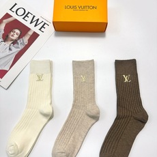 配包装 🌟【一盒3 双】 🌟LV 路易威登 经典字母logo 纯棉中筒袜 小腿袜 🌟ins爆款!专柜在售ing 🌟好看 配包装 🌟【一盒3 双】 🌟LV 路易威登 经典字母logo 纯棉中筒袜 小腿袜 🌟ins爆款!专柜在售ing 🌟好看