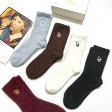 配包装 🌟【一盒5 双】 🌟Dior 迪奥 欧美大牌 经典字母 logo 水貂绒中筒袜 !超级软糯亲肤! 🌟ins爆款 配包装 🌟【一盒5 双】 🌟Dior 迪奥 欧美大牌 经典字母 logo 水貂绒中筒袜 !超级软糯亲肤! 🌟ins爆款