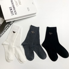 配包装 🌟【一盒3 双】 🌟Prada 普拉达 经典字母logo纯棉中筒袜 🌟重工装饰个性时尚 🌟ins爆款!专柜在 配包装 🌟【一盒3 双】 🌟Prada 普拉达 经典字母logo纯棉中筒袜 🌟重工装饰个性时尚 🌟ins爆款!专柜在