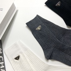 配包装 🌟【一盒3 双】 🌟Prada 普拉达 经典字母logo纯棉中筒袜 🌟重工装饰个性时尚 🌟ins爆款!专柜在 配包装 🌟【一盒3 双】 🌟Prada 普拉达 经典字母logo纯棉中筒袜 🌟重工装饰个性时尚 🌟ins爆款!专柜在