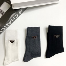 配包装 🌟【一盒3 双】 🌟Prada 普拉达 经典字母logo纯棉中筒袜 🌟重工装饰个性时尚 🌟ins爆款!专柜在 配包装 🌟【一盒3 双】 🌟Prada 普拉达 经典字母logo纯棉中筒袜 🌟重工装饰个性时尚 🌟ins爆款!专柜在