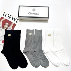 配包装 🌟【一盒3 双】 🌟 Chanel 香奈儿 经典字母logo纯棉 中筒袜 🌟经典配色个性时尚 🌟ins爆款! 配包装 🌟【一盒3 双】 🌟 Chanel 香奈儿 经典字母logo纯棉 中筒袜 🌟经典配色个性时尚 🌟ins爆款!