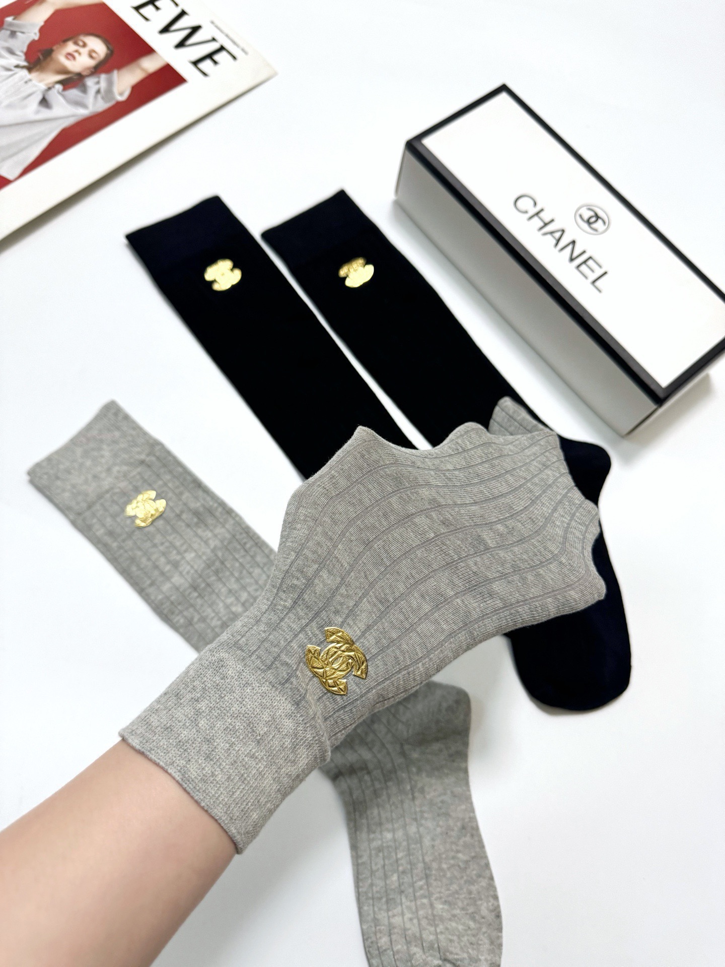 配包装 🌟【一盒2 双】 🌟Chanel 香奈儿 经典双C字母logo纯棉长筒袜 小腿袜 🌟ins爆款!专柜在售ing 配包装 🌟【一盒2 双】 🌟Chanel 香奈儿 经典双C字母logo纯棉长筒袜 小腿袜 🌟ins爆款!专柜在售ing