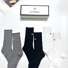 配包装 🌟【一盒3 双】 🌟Chanel 香奈儿 经典字母logo 纯棉中筒袜 小腿袜 🌟ins爆款!专柜在售ing 配包装 🌟【一盒3 双】 🌟Chanel 香奈儿 经典字母logo 纯棉中筒袜 小腿袜 🌟ins爆款!专柜在售ing