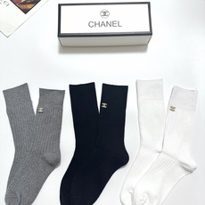 配包装 🌟【一盒3 双】 🌟Chanel 香奈儿 经典字母logo 纯棉中筒袜 小腿袜 🌟ins爆款!专柜在售ing 配包装 🌟【一盒3 双】 🌟Chanel 香奈儿 经典字母logo 纯棉中筒袜 小腿袜 🌟ins爆款!专柜在售ing