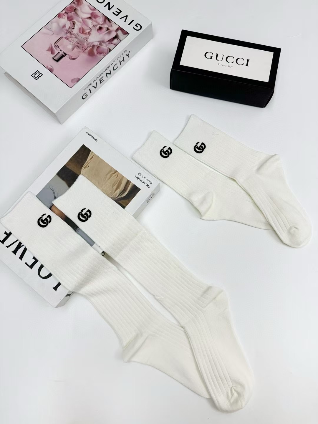 配包装 🌟【一盒2双】 🌟Gucci 古琦 经典字母logo ins超火爆小腿袜中筒袜,纯棉面料,潮人必备 ,经典个性 配包装 🌟【一盒2双】 🌟Gucci 古琦 经典字母logo ins超火爆小腿袜中筒袜,纯棉面料,潮人必备 ,经典个性