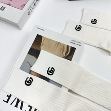 配包装 🌟【一盒2双】 🌟Gucci 古琦 经典字母logo ins超火爆小腿袜中筒袜,纯棉面料,潮人必备 ,经典个性 配包装 🌟【一盒2双】 🌟Gucci 古琦 经典字母logo ins超火爆小腿袜中筒袜,纯棉面料,潮人必备 ,经典个性
