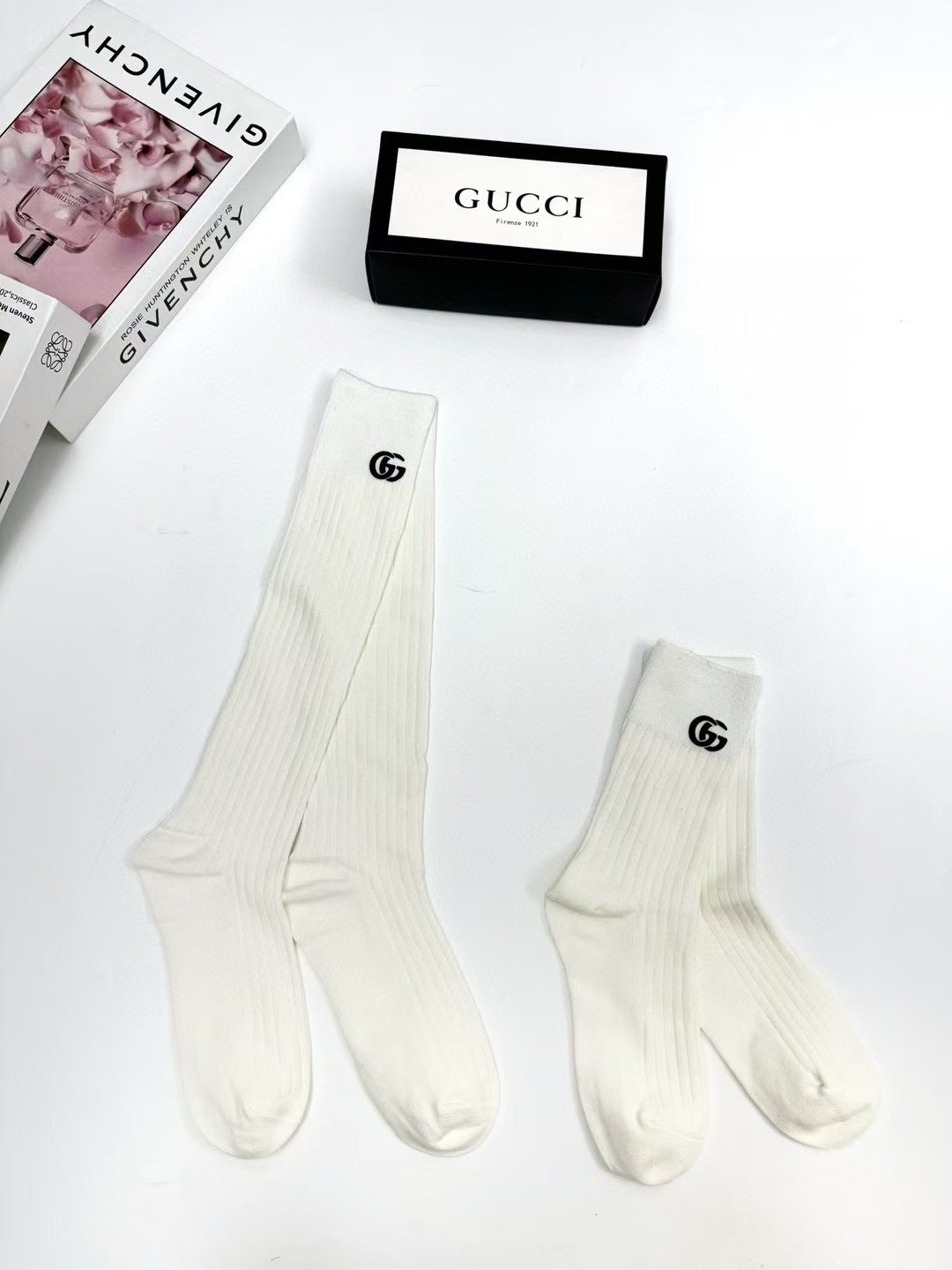 配包装 🌟【一盒2双】 🌟Gucci 古琦 经典字母logo ins超火爆小腿袜中筒袜,纯棉面料,潮人必备 ,经典个性 配包装 🌟【一盒2双】 🌟Gucci 古琦 经典字母logo ins超火爆小腿袜中筒袜,纯棉面料,潮人必备 ,经典个性