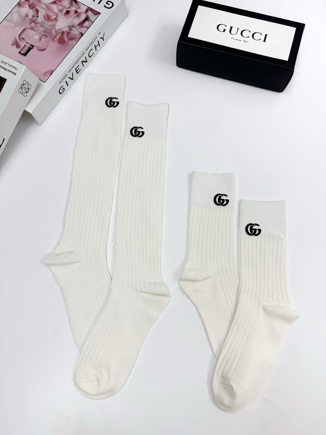 配包装 🌟【一盒2双】 🌟Gucci 古琦 经典字母logo ins超火爆小腿袜中筒袜,纯棉面料,潮人必备 ,经典个性 配包装 🌟【一盒2双】 🌟Gucci 古琦 经典字母logo ins超火爆小腿袜中筒袜,纯棉面料,潮人必备 ,经典个性