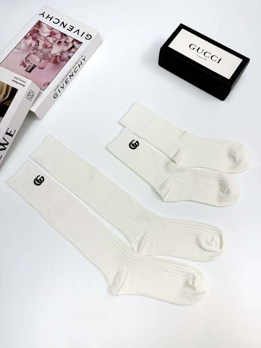 配包装 🌟【一盒2双】 🌟Gucci 古琦 经典字母logo ins超火爆小腿袜中筒袜,纯棉面料,潮人必备 ,经典个性 配包装 🌟【一盒2双】 🌟Gucci 古琦 经典字母logo ins超火爆小腿袜中筒袜,纯棉面料,潮人必备 ,经典个性