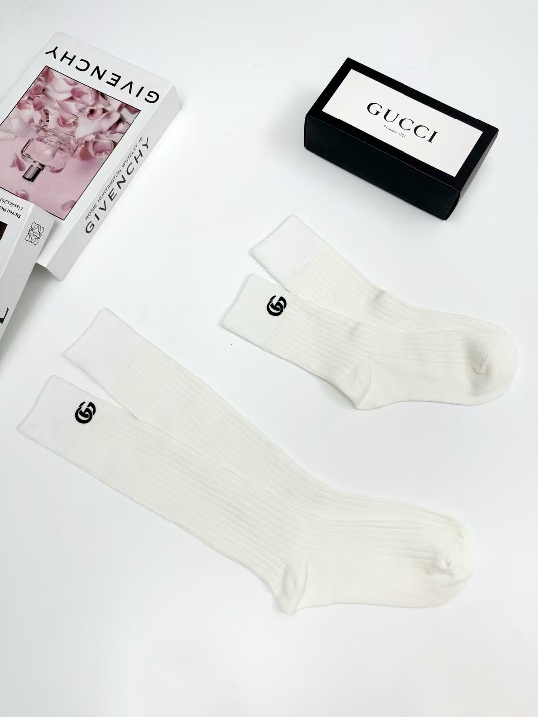 配包装 🌟【一盒2双】 🌟Gucci 古琦 经典字母logo ins超火爆小腿袜中筒袜,纯棉面料,潮人必备 ,经典个性 配包装 🌟【一盒2双】 🌟Gucci 古琦 经典字母logo ins超火爆小腿袜中筒袜,纯棉面料,潮人必备 ,经典个性