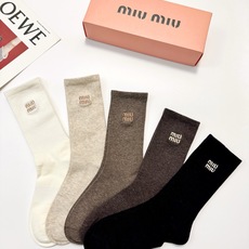 配包装 🌟【一盒5 双】 🌟缪缪 miumiu 经典刺绣字母logo 混纺中筒袜 ,软糯亲肤,ins超火爆配色 , 配包装 🌟【一盒5 双】 🌟缪缪 miumiu 经典刺绣字母logo 混纺中筒袜 ,软糯亲肤,ins超火爆配色 ,