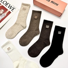 配包装 🌟【一盒5 双】 🌟缪缪 miumiu 经典刺绣字母logo 混纺中筒袜 ,软糯亲肤,ins超火爆配色 , 配包装 🌟【一盒5 双】 🌟缪缪 miumiu 经典刺绣字母logo 混纺中筒袜 ,软糯亲肤,ins超火爆配色 ,