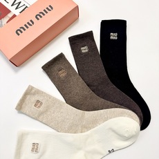 配包装 🌟【一盒5 双】 🌟缪缪 miumiu 经典刺绣字母logo 混纺中筒袜 ,软糯亲肤,ins超火爆配色 , 配包装 🌟【一盒5 双】 🌟缪缪 miumiu 经典刺绣字母logo 混纺中筒袜 ,软糯亲肤,ins超火爆配色 ,