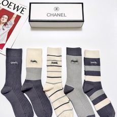 配包装 🌟【一盒5双】 🌟Chanel 香奈儿 经典字母 logo双针针织 纯棉 中筒袜 !超级软糯亲肤! 🌟ins爆 配包装 🌟【一盒5双】 🌟Chanel 香奈儿 经典字母 logo双针针织 纯棉 中筒袜 !超级软糯亲肤! 🌟ins爆