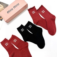 配包装 🌟【一盒3 双】 🌟缪缪 miumiu 经典字母 logo羊毛 中筒袜 !超级软糯亲肤! 🌟ins爆款!专柜在 配包装 🌟【一盒3 双】 🌟缪缪 miumiu 经典字母 logo羊毛 中筒袜 !超级软糯亲肤! 🌟ins爆款!专柜在