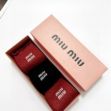 配包装 🌟【一盒3 双】 🌟缪缪 miumiu 经典字母 logo羊毛 中筒袜 !超级软糯亲肤! 🌟ins爆款!专柜在 配包装 🌟【一盒3 双】 🌟缪缪 miumiu 经典字母 logo羊毛 中筒袜 !超级软糯亲肤! 🌟ins爆款!专柜在