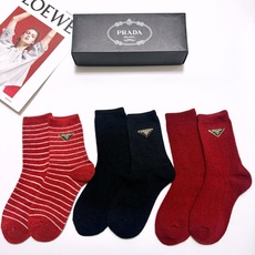 配包装 🌟【一盒3 双】 🌟Prada 普拉达 经典字母 logo羊毛 中筒袜 !超级软糯亲肤! 🌟ins爆款!专柜在 配包装 🌟【一盒3 双】 🌟Prada 普拉达 经典字母 logo羊毛 中筒袜 !超级软糯亲肤! 🌟ins爆款!专柜在