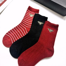 配包装 🌟【一盒3 双】 🌟Prada 普拉达 经典字母 logo羊毛 中筒袜 !超级软糯亲肤! 🌟ins爆款!专柜在 配包装 🌟【一盒3 双】 🌟Prada 普拉达 经典字母 logo羊毛 中筒袜 !超级软糯亲肤! 🌟ins爆款!专柜在
