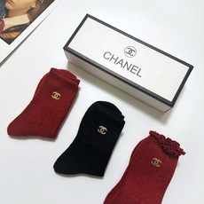 爆款回货 配包装 🌟【一盒3 双】 🌟Chanel 香奈儿 经典字母 logo羊毛 中筒袜 !超级软糯亲肤! 🌟in 爆款回货 配包装 🌟【一盒3 双】 🌟Chanel 香奈儿 经典字母 logo羊毛 中筒袜 !超级软糯亲肤! 🌟in