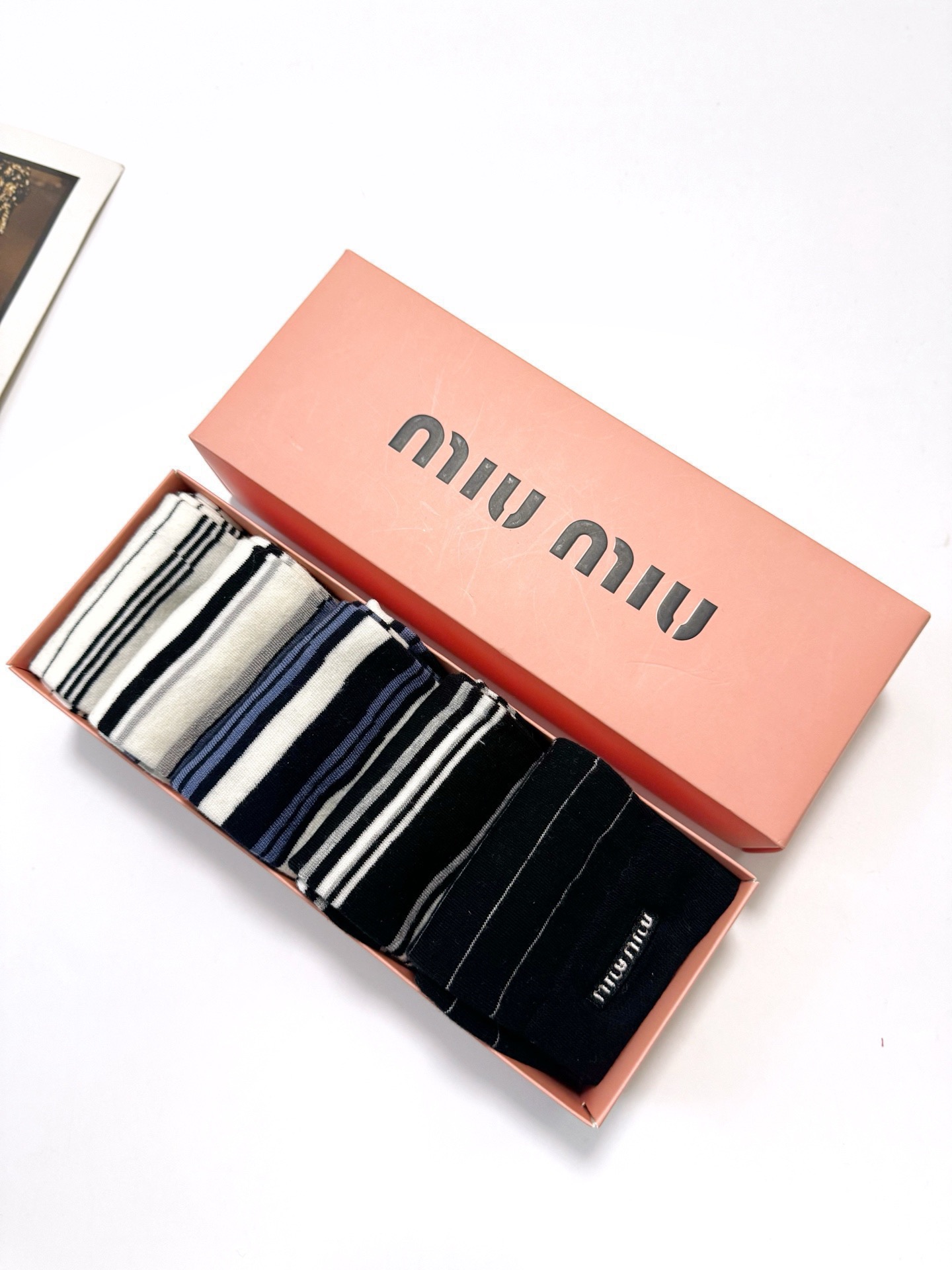 配包装 🌟【一盒5双】 🌟缪缪 miumiu 爆款纯棉中筒袜,韩系条纹➕超百搭大火配色。超完美结合,款式经典,专柜同步 配包装 🌟【一盒5双】 🌟缪缪 miumiu 爆款纯棉中筒袜,韩系条纹➕超百搭大火配色。超完美结合,款式经典,专柜同步