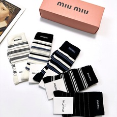 配包装 🌟【一盒5双】 🌟缪缪 miumiu 爆款纯棉中筒袜,韩系条纹➕超百搭大火配色。超完美结合,款式经典,专柜同步 配包装 🌟【一盒5双】 🌟缪缪 miumiu 爆款纯棉中筒袜,韩系条纹➕超百搭大火配色。超完美结合,款式经典,专柜同步