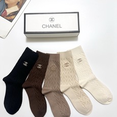 配包装 🌟【一盒5双】 🌟Chanel 香奈儿 经典字母 logo羊绒 中筒袜 !超级软糯亲肤! 🌟ins爆款!专柜在 配包装 🌟【一盒5双】 🌟Chanel 香奈儿 经典字母 logo羊绒 中筒袜 !超级软糯亲肤! 🌟ins爆款!专柜在