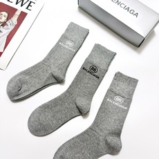 配包装 🌟【一盒3双】 🌟balenciaga 巴黎世家 经典字母logo 纯棉 中筒袜 ,软糯亲肤,ins超火爆 配包装 🌟【一盒3双】 🌟balenciaga 巴黎世家 经典字母logo 纯棉 中筒袜 ,软糯亲肤,ins超火爆